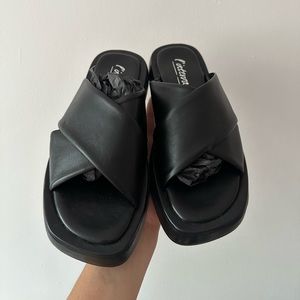 L'INTERVALLE Black Crisscross Slide Sandals